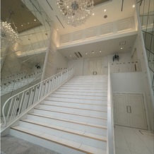 キャッスルガーデン ＯＳＡＫＡの画像｜チャペルに入る前の大階段