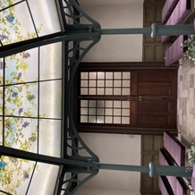 Ａｎｎｉｖｅｒｓａｒｙ．　Ａｎ　ＥＢＩＳＵ（アニバーサリー　アン　恵比寿）の画像｜チャペル中央から見た入り口