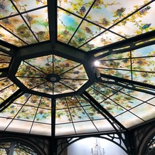Ａｎｎｉｖｅｒｓａｒｙ．　Ａｎ　ＥＢＩＳＵ（アニバーサリー　アン　恵比寿）の画像｜式場の天井