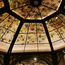 Ａｎｎｉｖｅｒｓａｒｙ．　Ａｎ　ＥＢＩＳＵ（アニバーサリー　アン　恵比寿）の画像｜天井のステンドグラスがステキでした。
