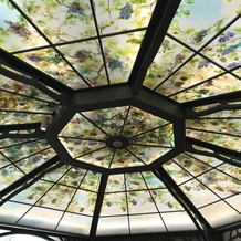 Ａｎｎｉｖｅｒｓａｒｙ．　Ａｎ　ＥＢＩＳＵ（アニバーサリー　アン　恵比寿）の画像｜挙式会場の天井