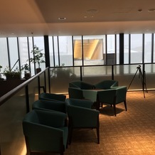 ＯＫＡＹＡＭＡ　ＭＯＮＯＬＩＴＨ（岡山モノリス）の画像｜２階待合スペース