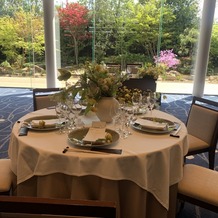 ＯＫＡＹＡＭＡ　ＭＯＮＯＬＩＴＨ（岡山モノリス）の画像｜庭園を眺めることができるテーブル