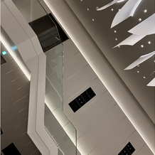 ＧＩＦＵ　ＭＯＮＯＬＩＴＨ（岐阜モノリス）の画像｜披露宴会場の階段