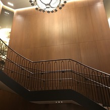 東京會舘の画像｜螺旋階段
ファーストミートをする方が多いそう。とても素敵で記念になりそうだと思いました