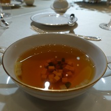 東京會舘の画像｜季節のお野菜の入った上品なお味のコンソメスープでした。
