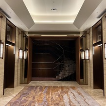 東京會舘の画像｜エレベーターから繋がる螺旋階段がとても素敵でした