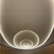 東京會舘の画像｜年輪をイメージしたチャペルの天井。