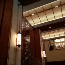 東京會舘の画像｜エントランスの写真です。天井が高く、広々と感じられました。