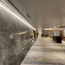 東京會舘の画像｜披露宴へ行く廊下です。皇居のお堀をイメージした石の壁になっており素敵です