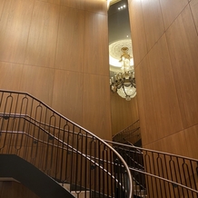 東京會舘の画像｜館内にある螺旋階段です。ここでファーストミート等行います。鏡もあり、シャンデイリアが映り込んでいます