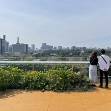 東京會舘の画像｜フラワーシャワーをやるデッキ。ちゃんと外に出れる！そして目の前は皇居の景色。