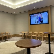 東京會舘の画像｜挙式会場前の待合室。動画も見ることができる
