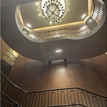 東京會舘の画像｜シャンデリアと階段です。ここでのファーストミートが人気だそうです。