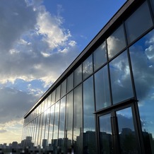 東京會舘の画像｜チャペル外のスペースからチャペルを見た感じ