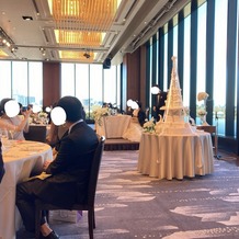 東京會舘の画像｜乾杯とともに窓の幕が上がり、空間が一気に広がる。窓の外には皇居が見下ろせる。