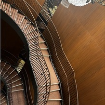 東京會舘の画像｜写真撮影が行われる螺旋階段