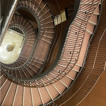 東京會舘の画像｜螺旋型の階段。100年以上の歴史を持つシャンデリアが飾られています