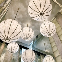 ノートルダム大阪ＯＮＥの画像｜天井高があり気球のオブジェが特徴的です。