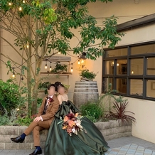 マリエルコート インターパークの画像｜中庭での前撮り(カラードレスとカラータキシード)