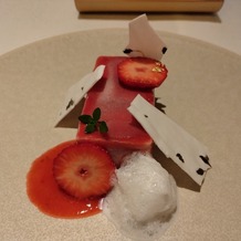 高台寺ひらまつの画像｜いちごのアイスケーキです。甘酸っぱすぎず大人のでさっぱりとしていて料理の最後に適しています。