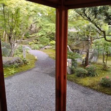 高台寺ひらまつの画像｜挙式会場にもなる建物のお庭です。おちゃしつもみえます。お茶室も見えます。