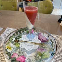 トリフォーリア ＮＡＧＯＹＡの画像｜ガラスのお皿に生花が入っていてとても素敵でした！