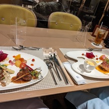 トリフォーリア ＮＡＧＯＹＡの画像｜ワンプレート試食の写真。
お魚料理は食べ比べできるように二人で別々の料理でした。