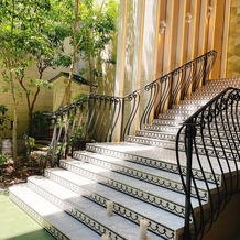 トリフォーリア ＮＡＧＯＹＡの画像｜披露宴会場横の中庭の階段です。色々な演出ができそうです。