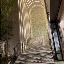 トリフォーリア ＮＡＧＯＹＡの画像｜チャペルから披露宴会場までの階段