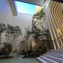 トリフォーリア ＮＡＧＯＹＡの画像｜挙式会場から繋がる階段です
披露宴会場に繋がる中庭？のような場所