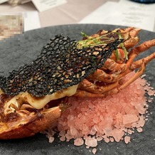 トリフォーリア ＮＡＧＯＹＡの画像｜オマール海老のテルミドール
シェフのイメージで

下の岩塩を少しつけて食べるのもまた美味しい