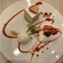 トリフォーリア ＮＡＧＯＹＡの画像｜ウエディングケーキと白桃のムース、ライチのジェラート