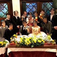 北野異人館　旧クルペ邸の画像｜新郎新婦の背景は素敵な窓があってきれいでした