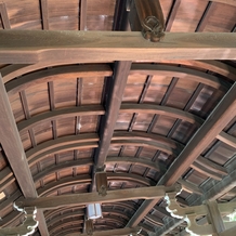 平安神宮会館の画像｜天気がいいと庭園にある橋の天井には水面が映る