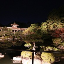 平安神宮会館の画像｜披露宴会場で見ることが出来た壁一面大きなガラス越しの庭園。ライトアップが本当に綺麗でした。