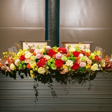 平安神宮会館の画像｜色合いは秋をイメージしました。和と洋どちらにも合うように花の種類が偏らないようにしていただきました。