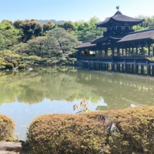 平安神宮会館の画像｜庭園
手前建物のガラスの向こうが披露宴会場