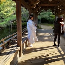 平安神宮会館の画像｜白無垢の全身とスナップ撮影の様子。