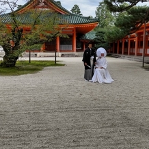 平安神宮会館の画像｜背景の赤い施設が挙式会場です。挙式会場内は撮影禁止のため、挙式後にその前で写真撮影をします。