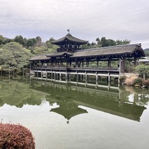 平安神宮会館の画像｜角度は違いますが、披露宴会場からこの景色が見えます。
池の水面に逆さに映る渡り廊下が特徴的です。