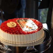 平安神宮会館の画像｜和をイメージしウエディングケーキはだるまのケーキに。
インパクトもありケーキ登場で盛り上がりました
