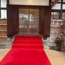 平安神宮会館の画像｜赤い絨毯が重厚で素敵
