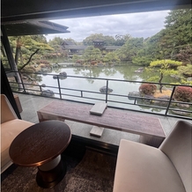 平安神宮会館の画像｜ゲストが待つロビーです。
他の式の方と共同とのことでしたが、お庭をゆっくり見ることができ綺麗です。