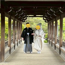 平安神宮会館の画像｜挙式前の神苑での撮影の様子です。家族親族も参加可能です。