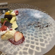BLEU GRACE OSAKA（ブルーグレース大阪）の画像｜試食のデザート。
数種類あるがどれもおいしく、お皿もお洒落。