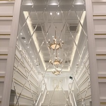ララシャンス ＫＯＢＥの画像｜大階段の前には大きな鏡があります。