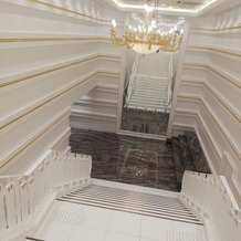 ララシャンス ＫＯＢＥの画像｜フラワーシャワーを行う大階段を上から見た図。綺麗です。
