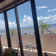 ヴォヤージュ　ドゥ　ルミエール北谷リゾートの画像｜海が見える披露宴会場（カーテンが自動で開閉するのでサプライズ登場に使うことができる）