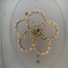 ヴォヤージュ　ドゥ　ルミエール北谷リゾートの画像｜お花をイメージをイメージしたチャペルの天井
